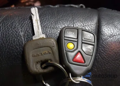 2001 Volvo V70 Xc z USA, uszkodzony, nr VIN YV1SZ58D411003511